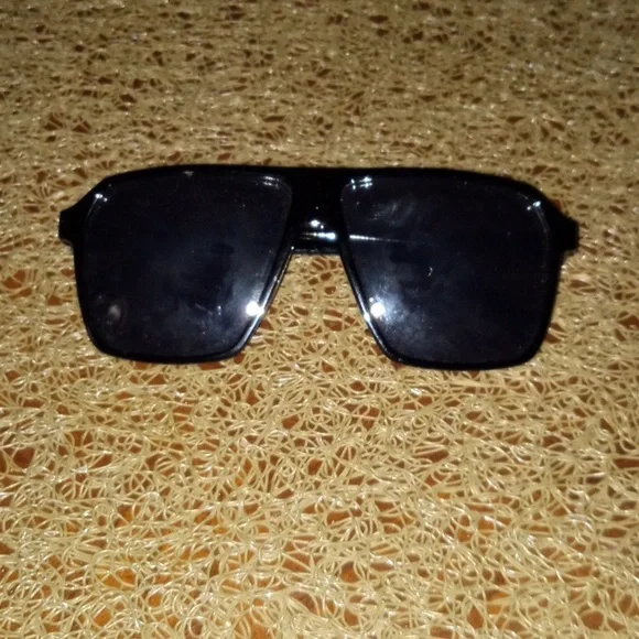 Bargain Bundle of Six Pair of Sunglasses - Picture 9 of 9